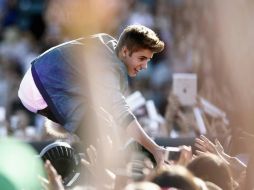 Justin Bieber provocó la furia de algunas personas al escupir a sus fans. ARCHIVO /