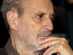 El libro se compone de 12 poemas cortos de Baranda acompañados de las ilustraciones de Rojo (foto). ARCHIVO /