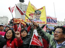 Centenares de trabajadores se reúnen en la Plaza San Martín de Lima para manifestar su descontento con el gobierno. AP /