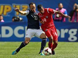 Donovan y Quintero disputan un balón durante el partido. AFP /