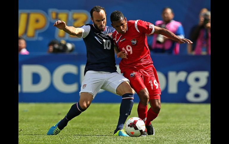 Donovan y Quintero disputan un balón durante el partido. AFP /