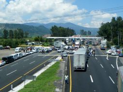 Pobladores se manifiestan en la caseta de Contepec en contra de los abusos de la PF. AGENCIA ESQUEMA  /