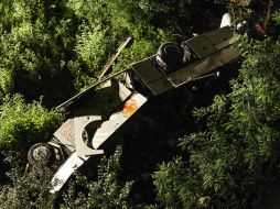 Un autobús se sale de un paso elevado y cae por una pendiente de 30 metros. AP /