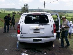 Peritos forenses y soldados de la Semar reúnen evidencias en la Suburban donde viajaba Salazar Ramonet. EFE /