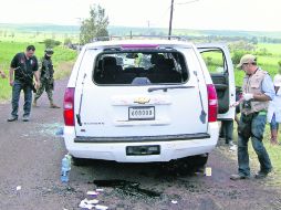 Autoridades realizaban ayer las primeras investigaciones tras el ataque donde fue asesinado el Comandante Salazar Ramonet. EFE /