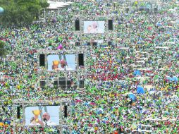 Miles de personas se aglomeran en la playa de Copacabana, en Río de Janeiro, donde el Pontífice celebró su última misa de la JMJ. AFP /