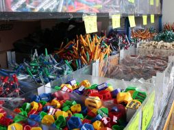 Solo dos de los 80.2 millos de pesos ejercidos para el programa de útiles escolares gratuitos han sido destinados a pymes. ARCHIVO /