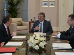El presidente turco Abdullah Gul (C) habla con el secretario mexicano Antonio Meade (I) en una reunión en Estambul. AFP /