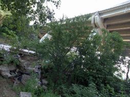 Restos del autobús siniestrado permanecen en el lugar donde se produjo el accidente la noche de ayer. EFE /