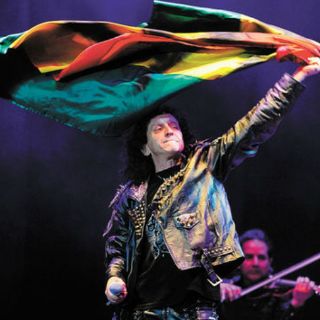 Alex Lora es nombrado Huésped Distinguido de Bolivia