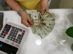 Centros cambiarios de ciudades fronterizas y turísticas ofrecen el menor precio de compra en 12.00 pesos. ARCHIVO /