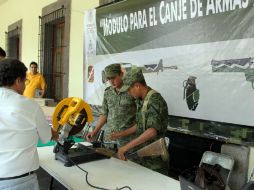 Algunos soldados son los encargados de recibir y destruir las armas.  /