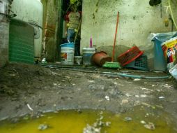 Se recomienda limpiar pilas y piletas por lo menos una vez a la semana y controlar la vegetación con fumigaciones constantes. ARCHIVO /