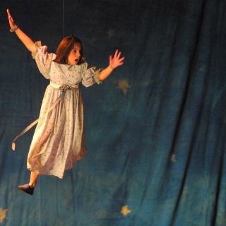 Niños latinos aprenden teatro en Broadway