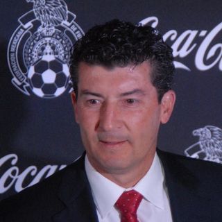 ''Chepo'' salva el pellejo; la Femexfut y los dueños lo ratifican