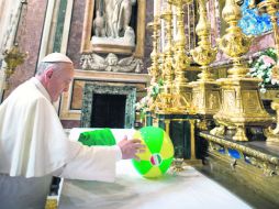 Tras una semana en Brasil, el Papa Francisco depositó una pelota playera en la Basílica de Santa María la Mayor de Roma. EFE /