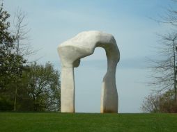 En 1898 nace el escultor británico Henry Moore, exponente de lo figurativo y abstracto en conjunto. ARCHIVO /