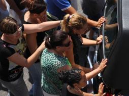 Familiares lloran tras un coche fúnebre durante el entierro de las víctimas del accidente. EFE /