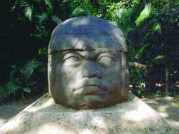 La exhibición se conforma por piezas arqueológicas, entre las que destacan estelas, altares y cabezas monumentales. ARCHIVO /