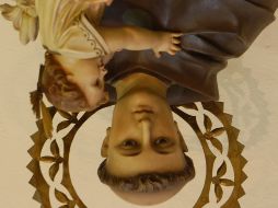 No es error; existe la tradición de poner la imagen de San Antonio de cabeza para urgirlo a que interceda por el milagro. ARCHIVO /