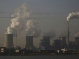 La construcción de plantas contaminantes es una de las procupaciones de la población china. ARCHIVO /