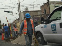 Personal de la dependencia trabaja para reparar la falla. ARCHIVO /