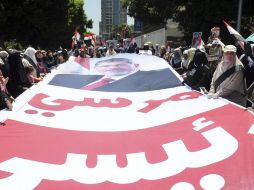 Seguidores del depuesto presidente Mohamed Morsi poden su libetación. EFE /