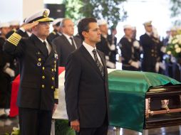 El Presidente Peña Nieto encabezó los honores fúnebres a los dos elementos de la Marina. NTX /