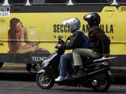 Los motoladrones circulan por la ZMG y se aprovechan de quienes están distraídos para robarles sus pertenencias. ARCHIVO /