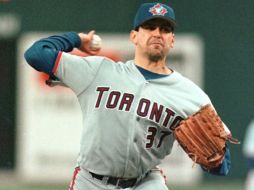 Frank Castillo ex lanzador de las Grandes Ligas, aquí mientras defendía los colores de Toronto. ARCHIVO /