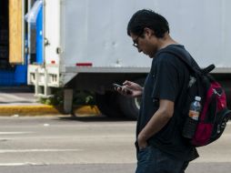 Hernández García aclara que no es una invitación a desistir de hablar por teléfono en las calles de Guadalajara.  /