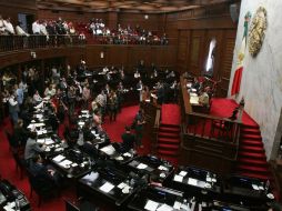 El gobernador interino Jesús Reyna dialoga con líderes locales del PRI, PAN y PRD en el Congreso michoacano. ARCHIVO /