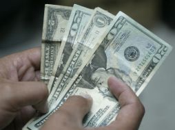 El dólar avanza cinco centavos respecto al cierre previo. ARCHIVO /