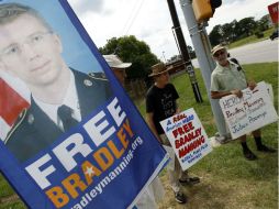 Manifestantes se reúnen en Maryland para dar a conocer su postura ante el veredicto contra Bradley Manning. AP /