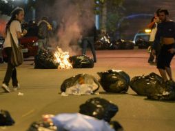 Manifestantes prenden fuego a bolsas de basura durante las protestas suscitadas hoy contra Geraldo Alckmin. AFP /