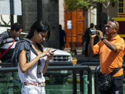 Para prevenir robos recomiendan desplazarse en zonas despejadas, con luz y concurridas tanto por peatones como por automóviles.  /