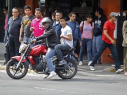 Dicho operativo se mantiene en la actualidad, y día con día detiene entre 10 y 20 motociclistas para someterlos a revisión. ARCHIVO /
