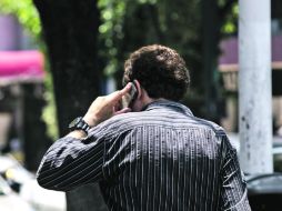 Con el celular en la calle. Autoridades recomiendan preferir el dispositivo de manos libres. EL INFORMADOR /