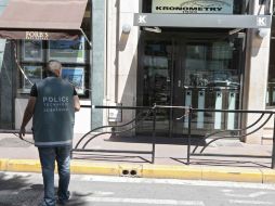 Un policía hace guardia frente a la relojería de lujo en Cannes que fue asaltada. EFE /