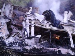 Una fotografía cedida por los Bomberos de Calabozo muestra parte del autobús incendiado. ARCHIVO /