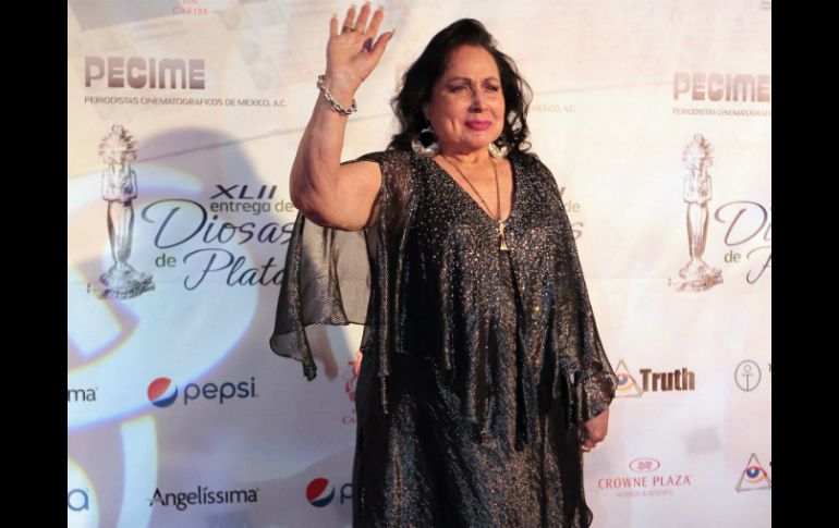 La cantante y actriz Flor Silvestre desfila por la alfombra roja de los premios las Diosas de Plata. NTX /