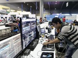 Jóvenes asisten a la cuarta edición de Campus Party en la Ciudad de México. EFE /