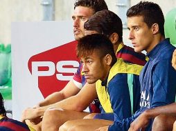 Tello (d) tuvo que salir de cambio debido a su lesión en el partido contra el Gdansk polaco. EFE /