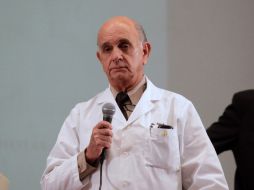 El médico Ruben Drijanski, durante el parte oficial después de la operación que se le practicó al Presidente Enrique Peña Nieto. SUN /