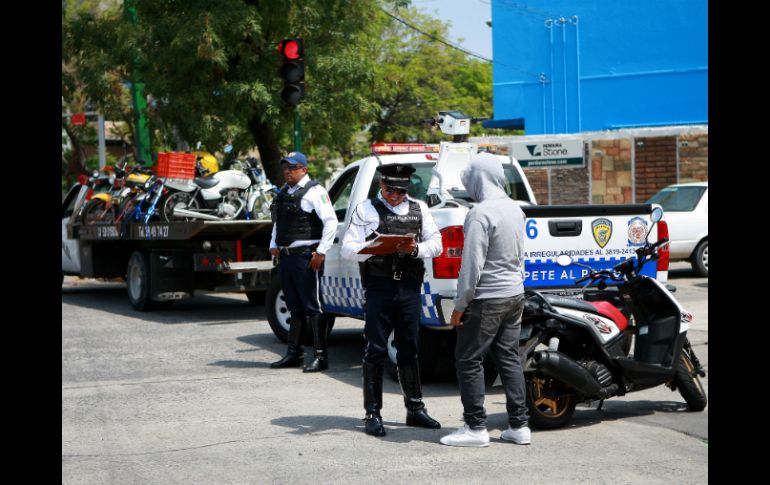 Autoridades detienen a motociclistas sin casos u otras irregularidades.  /