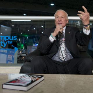Buzz Aldrin comparte su experiencia en Campus Party