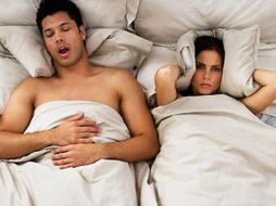 Las personas que comparten la cama con alguien que ronca pueden tener dificultades para dormir. ARCHIVO /