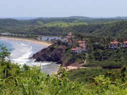 También se busca concretar vuelos a lo que será el aeropuerto Manzanillo-Costa Alegre. ARCHIVO /