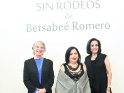 En la apertura de la muestra. Myriam Vachez, secretaria de Cultura de Jalisco; la artista Betsabeé Romero; y Olga Ramírez, directora.  /