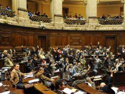 El texto fue aprobado por 50 votos tras casi 14 horas de debate. AFP /